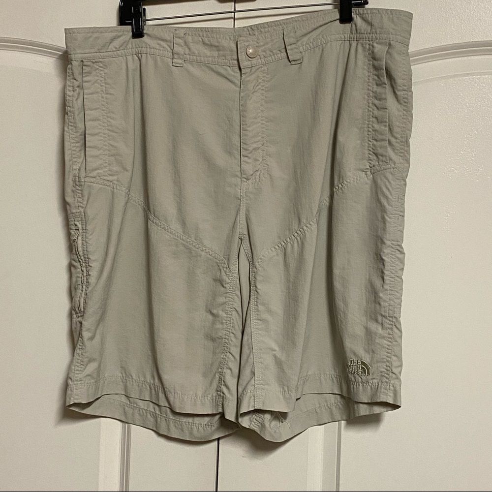 The North Face Beige Tan cargo 10” shorts Size 40